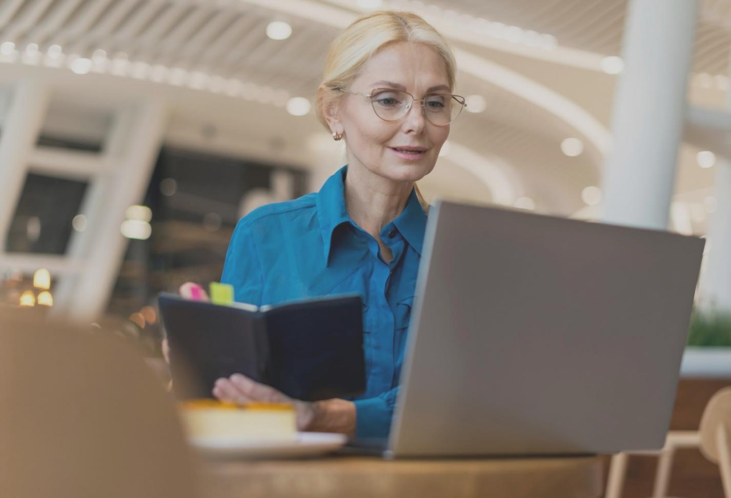 Moderne Finanzwelt mit digitalen Tools und Analyse